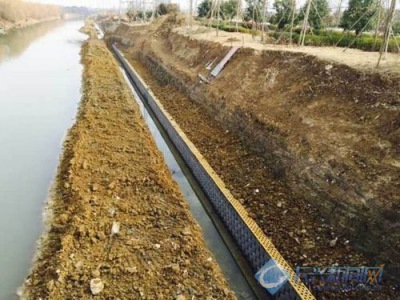 合溪新港進行擋墻底板混凝土澆筑工作(圖)